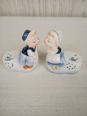 Vintage Blue White Kissing Dutch Boy Girl Salt Pepper Shakers E-5816 Enesco